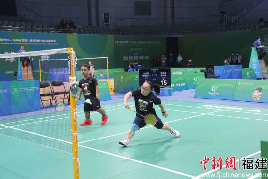 李鳳梅和隊友曾慶濤在SH6級混雙比賽中，以2:0戰勝四川隊。搭檔曾慶濤在前面的比賽中，剛剛戰勝李鳳梅的丈夫羅廣梁。