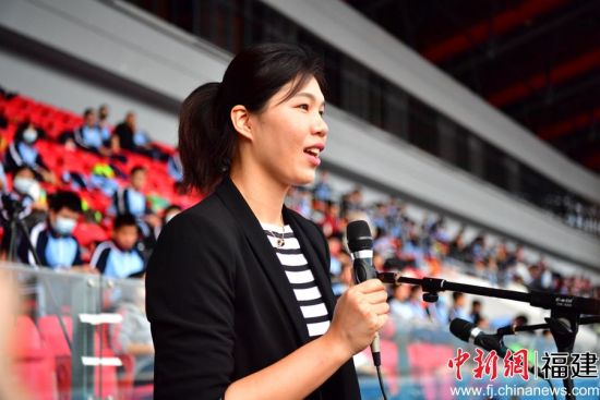 福建師范大學體育與科學學院副院長、中國女排奧運冠軍徐云麗宣布福州第十九中學第五十屆田徑運動會開幕。張斌 攝