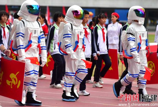福州第十九中學第五十屆田徑運動會開幕式現場。張斌 攝