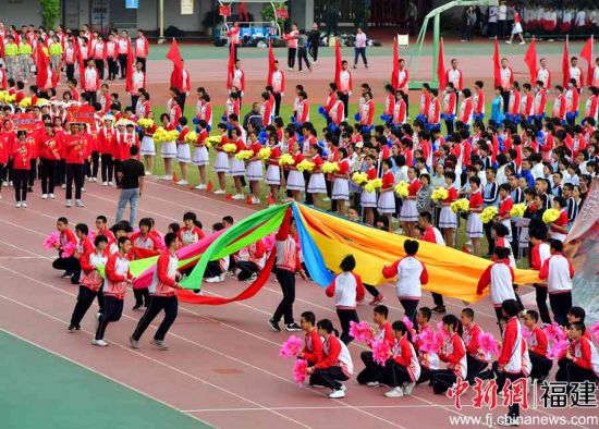 福州第十九中學第五十屆田徑運動會開幕式現場。張斌 攝