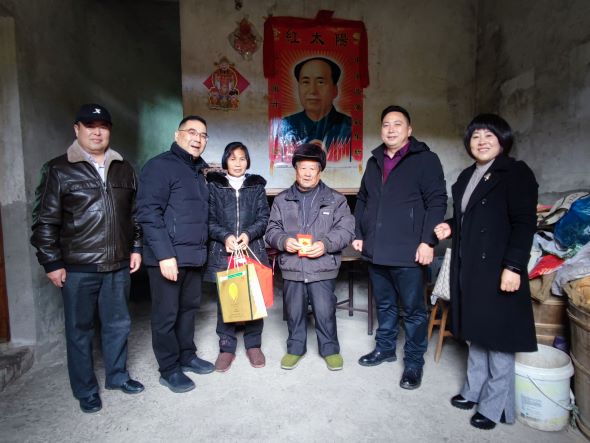 市僑聯一行慰問助殘戶張遠花.jpg