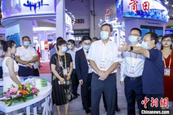 國家體育總局體育器材裝備中心副主任王平、省體育局黨組成員、副局長唐佑明一行蒞臨展區關懷指導?！∪魇畜w育局 供圖