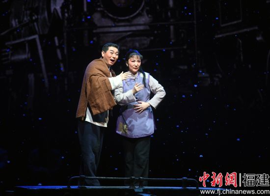 國家一級演員張萌（左）在劇中領銜主演林祥謙，中國戲劇梅花獎獲得者、程派名家孫勁梅（右）飾演陳桂貞?！∮浾?劉可耕 攝