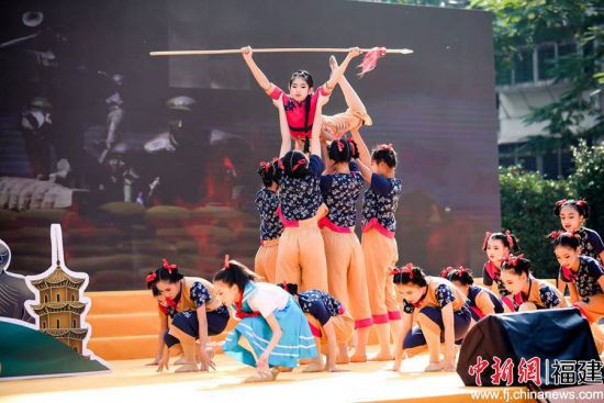 泉州市第二實驗小學學生自編群舞《星火庚續》。