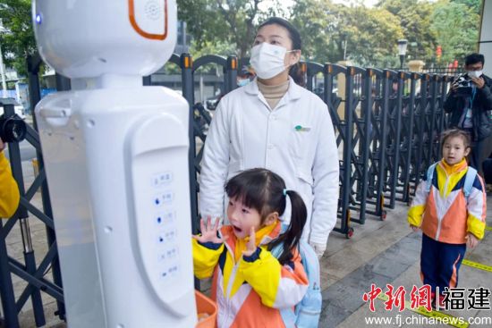  早上晨檢時,孩子只需要站在機器上，按照語音提示張開嘴巴、伸出手掌即可。
