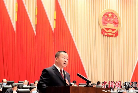 圖為寧德市人民檢察院檢察長陳良華作工作報告。吳允杰 攝