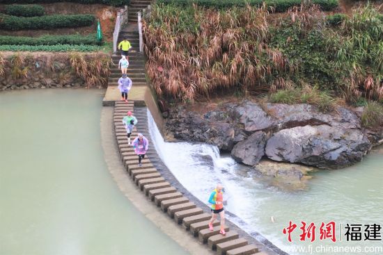 挑戰賽線路貫穿于村莊、公路、山野之間。鄭力煒 攝
