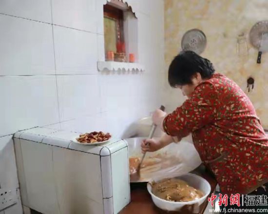 制作年糕。
