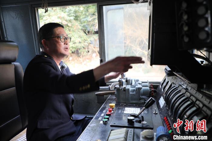 圖為出發前，何志剛檢查內燃機車內部情況?！O嘉奎 攝