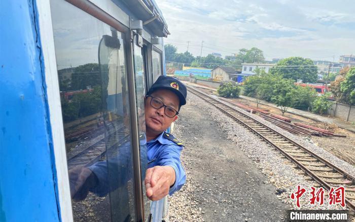 圖為出發前，何志剛檢查內燃機車內部情況?！O嘉奎 攝
