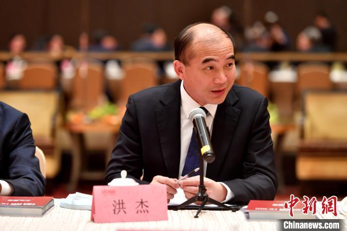 三棵樹涂料股份有限公司董事長、總裁洪杰與會發言?！蚊?攝