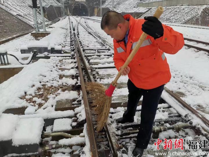南鐵福州車務段掃雪除冰保暢通