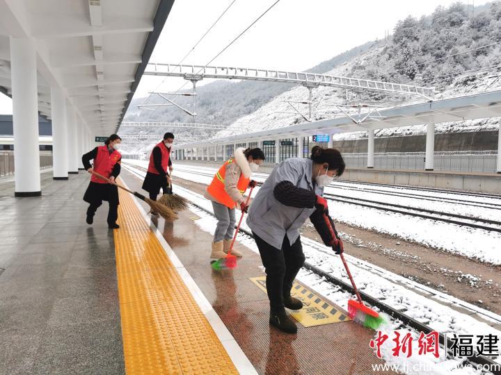 南鐵福州車務段掃雪除冰保暢通