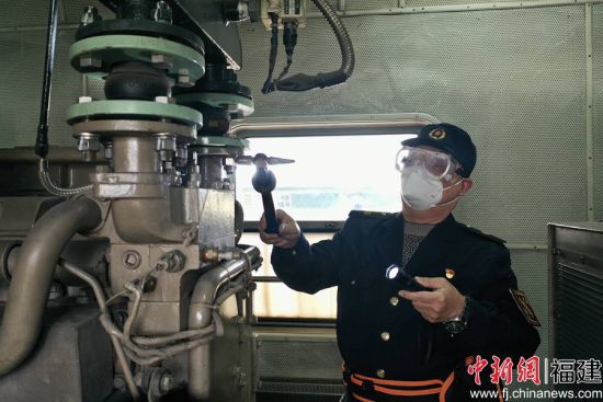 3.發電車乘務員涂桂仿在列車始發前，敲擊檢查冷卻水箱循環水管固定螺栓，保證不發生松動。王玉星 攝