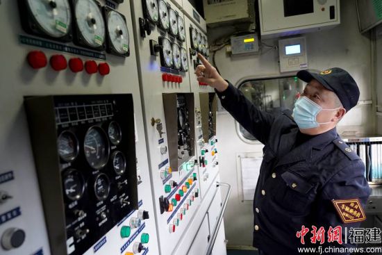 4.發電車乘務員涂桂仿檢查發電機組各儀表指針情況，確保旅客列車空調、電茶爐等用電設備供電正常。何衛東 攝