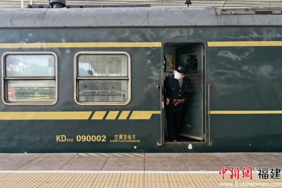 6.發電車乘務員涂桂仿在列車始發時，準備關閉車門。王玉星 攝