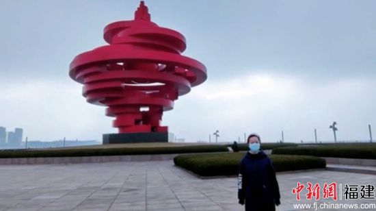 圖為王晨菲參觀五四廣場