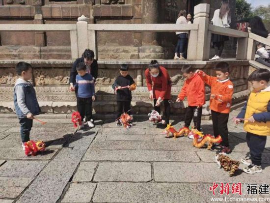 仁壽塔下，孩子們自編自演了一出提線木偶戲。