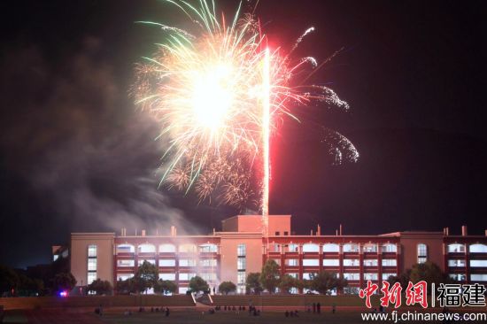 燃放煙花。（陳章祧 攝）