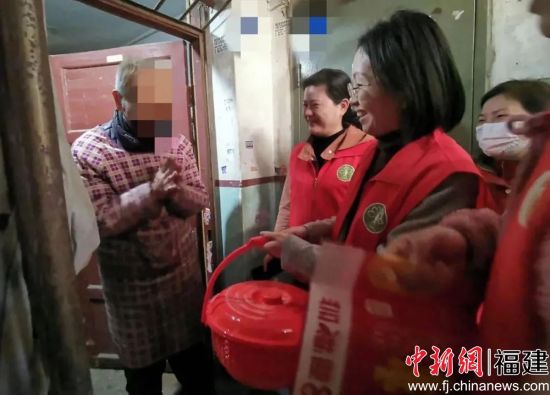 巾幗志愿者進社區入戶慰問。