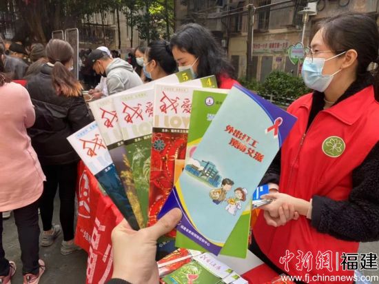 巾幗志愿者向社區居民發放宣傳手冊。