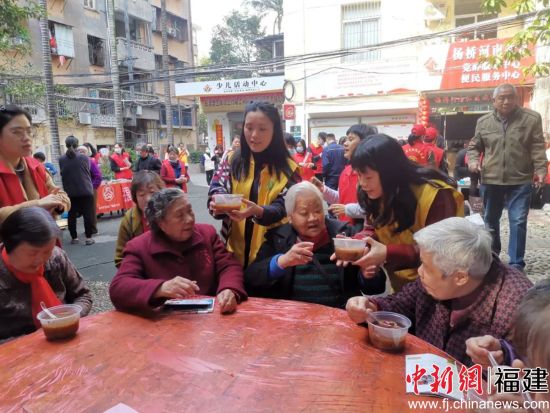 巾幗志愿者邀請轄區百位老人品嘗“拗九粥”。