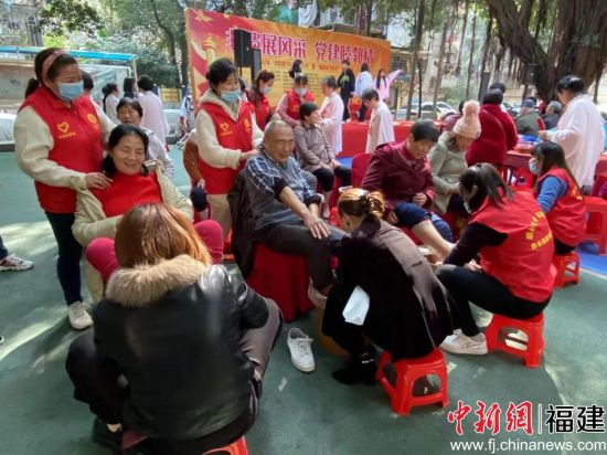  巾幗志愿者為社區老人采耳、捶背、洗腳。