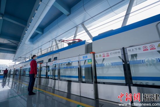 3月15日，福州地鐵6號線全線開始空載試運行。圖為列車?？繝I前站。謝丹婷攝