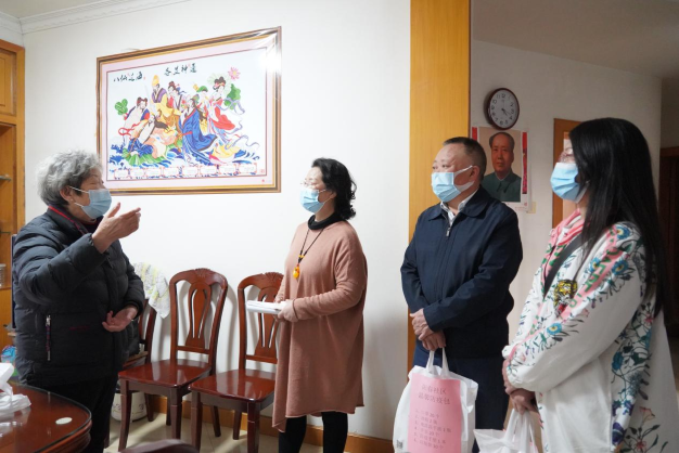 圖為志愿者們看望留守老人、加拿大僑眷湯奶奶。1.png