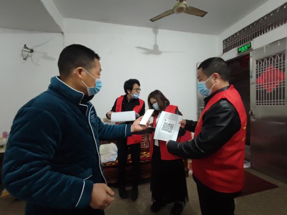 圖為寧德市僑聯一行協助華僑新社區，開展疫情防控網格化管理入戶信息采集、宣傳、摸排等疫情防控工作。.jpg