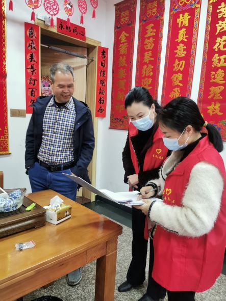 圖為柘榮縣僑聯主席黃旭華開展“敲門行動”，入戶了解居民防疫情況。.jpg