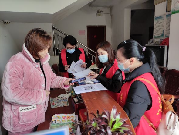 圖為市僑聯一行協助華僑新社區，開展疫情防控網格化管理入戶信息采集、宣傳、摸排等疫情防控工作。1.jpg
