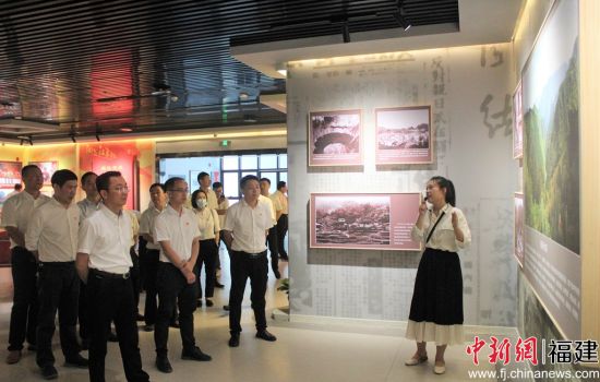 領導嘉賓參觀中國工農紅軍閩東獨立師陳列館。林榕生 攝