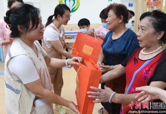  福州鼓東街道觀風亭社區黨委書記陳綠漪等共同為轄區孤寡老人、退役軍人、困難群眾等送上中秋月餅。記者 劉可耕 攝
