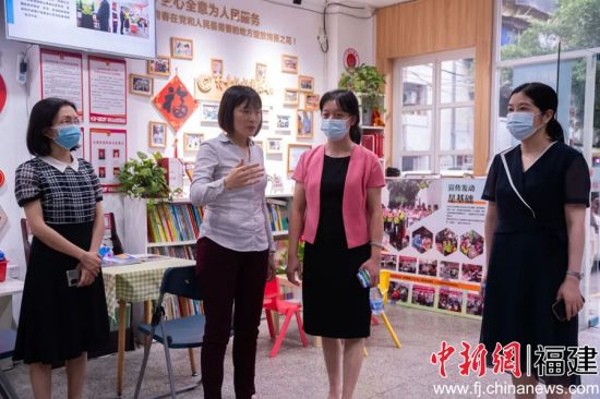 調研組一行走進“村童媽媽聚樂部”茶會站點。李南軒 攝