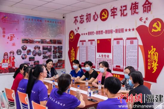 調研組一行聽取“惠容·婦女微家”開展的巾幗志愿服務活動。李南軒 攝