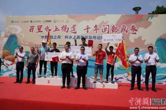 圖為：領導為獲獎隊伍頒獎。