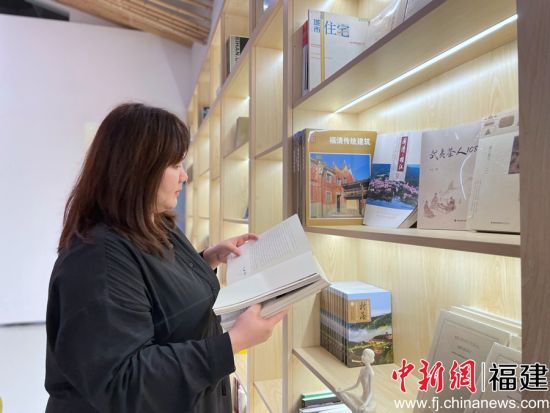 張瑜心在翻閱資料。彭莉芳 攝