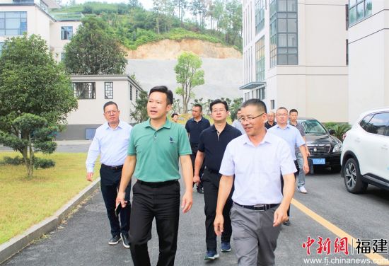 走訪調研現場。林榕生 攝