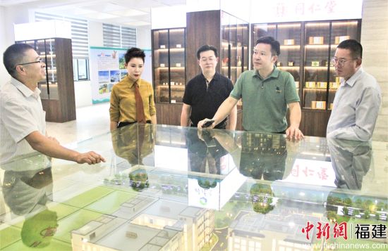 了解企業發展情況。林榕生 攝