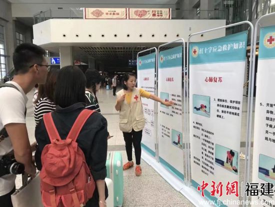 陳霞（右一）在火車站普及急救知識。受訪者 供圖
