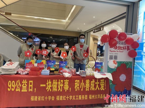99公益日期間，陳霞（右二）跟同伴們開展線下籌款活動。受訪者 供圖