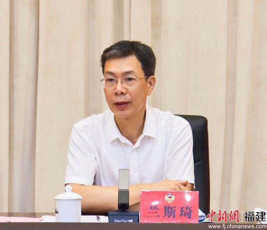  寧德市政協黨組書記、主席蘭斯琦主持會議。吳允杰 攝