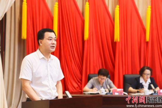  寧德市政協副主席黃家盛作《關于統籌職業教育資源 更好助力產業發展》調研報告。吳允杰 攝