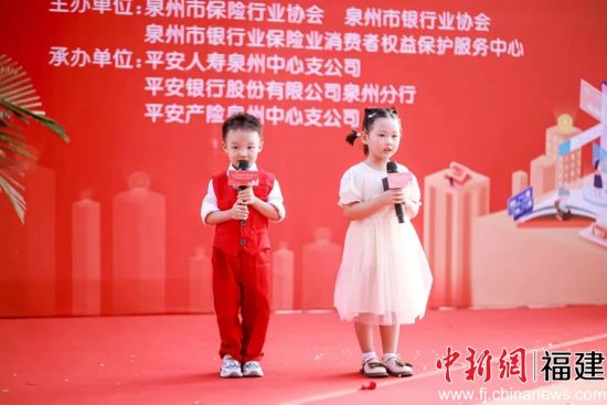 兩名小朋友共同演繹閩南童謠。