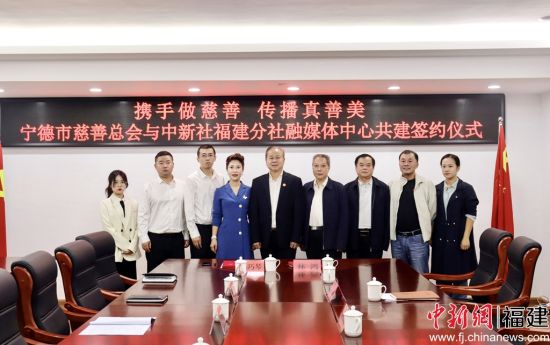 合影留念。吳允杰 攝