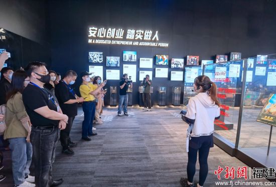 海外華文媒體人士參觀安踏永不止步企業博物館。