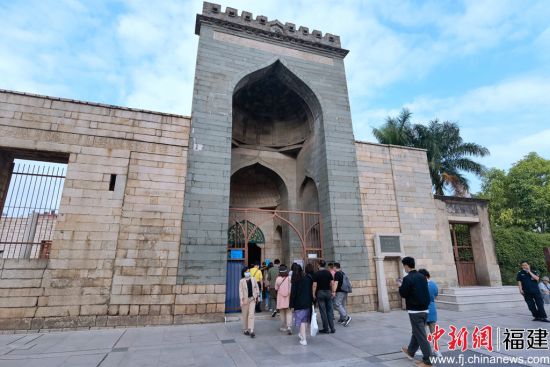 海外華媒人士走進中國現存最古老的伊斯蘭教寺——泉州清凈寺。
