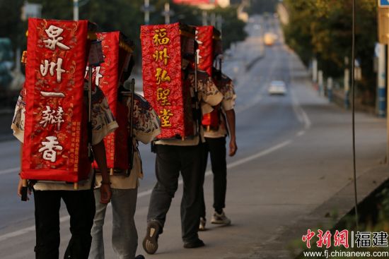 泉臺青年接力背著媽祖神像徒步。