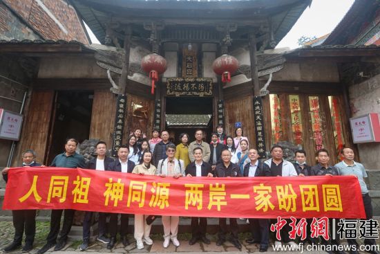  臺商、臺胞代表們一行在福鼎點頭媽祖天后宮前合影留念。鄭穎姍 攝